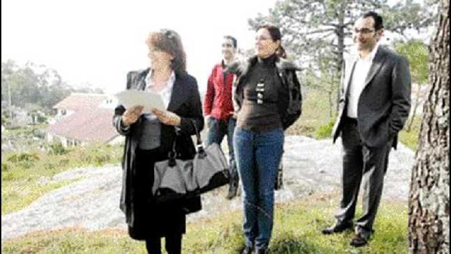 Carme Adán, Francisco Xabier Verea y Clara Millán visitaron la zona de Cruz do Castro a finales de enero. / marcos canosa