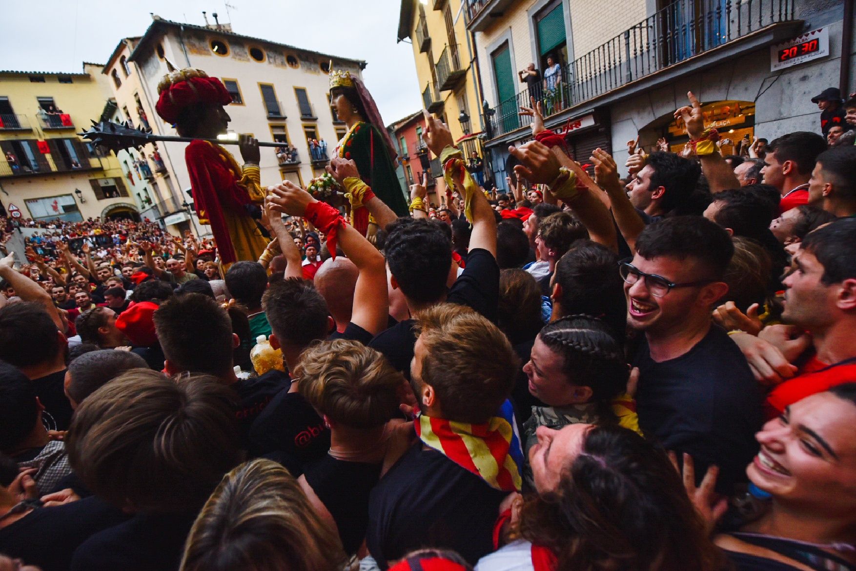 Berga inicia el passacarrers del vespre de Patum enmig d'una gran cridòria