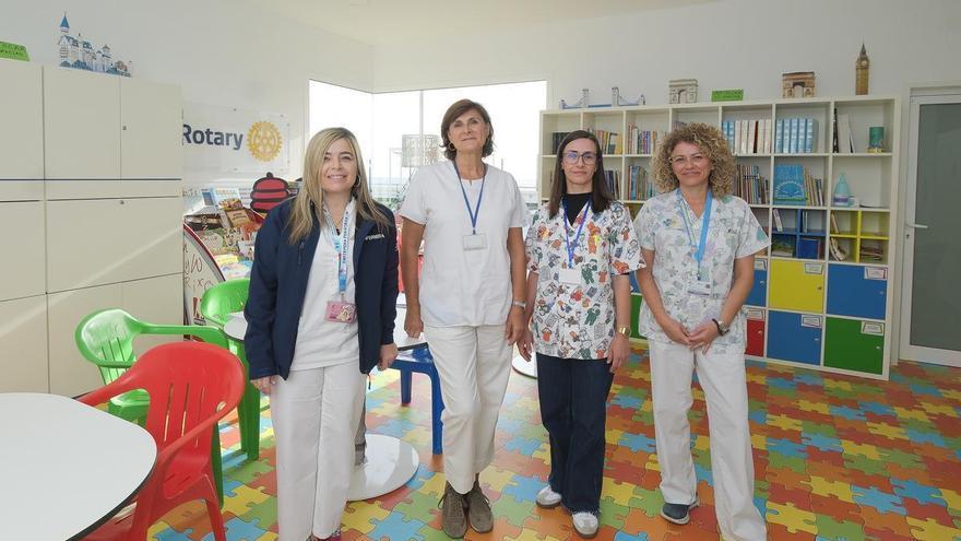 Las aulas hospitalarias del Materno ayudan a que la enfermedad no rompa la infancia en Gran Canaria