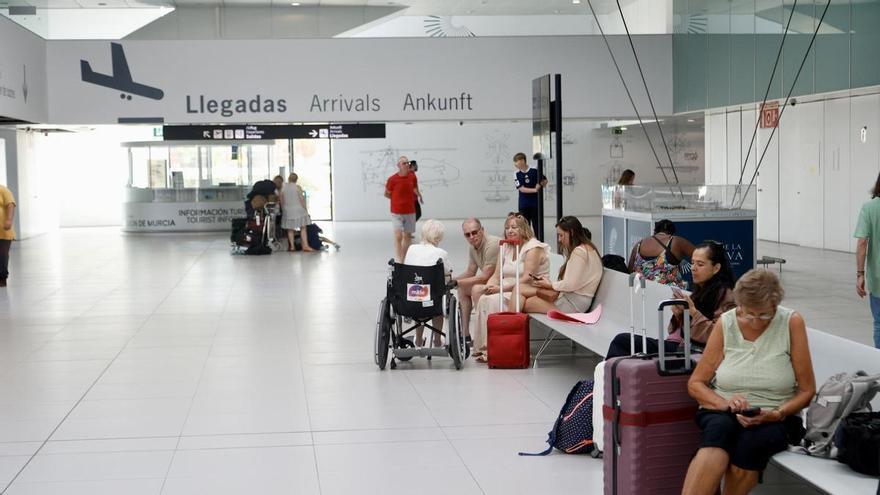 El Aeropuerto de Corvera ya echa cuentas para llegar al millón de pasajeros tras rebasar los 700.000 en agosto