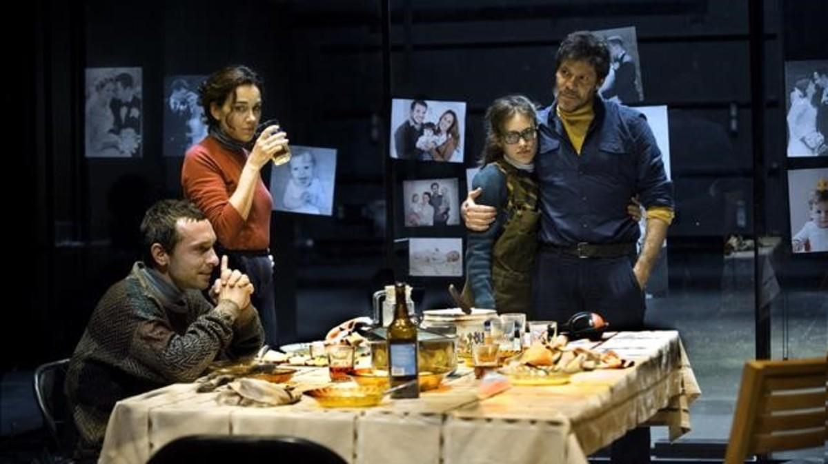 Pablo Derqui, Laura Conejero, Elena Tarrats e Ivan Benet, en una escena de ’L’ànec salvatge’.