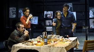 Pablo Derqui, Laura Conejero, Elena Tarrats e Ivan Benet, en una escena de ’L’ànec salvatge’.