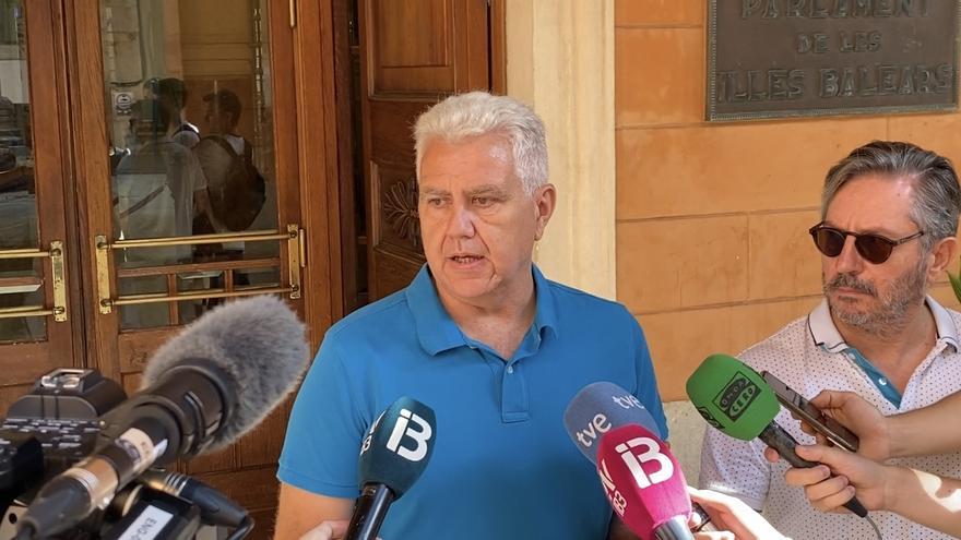 El portavoz de El PI, Josep Melià, esta mañana frente al Parlament.