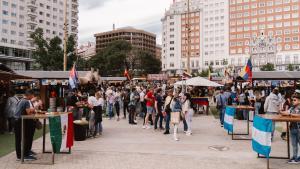 El Mercado de la Hispanidad celebrado en Plaza de España desde finales de abril, en Madrid.