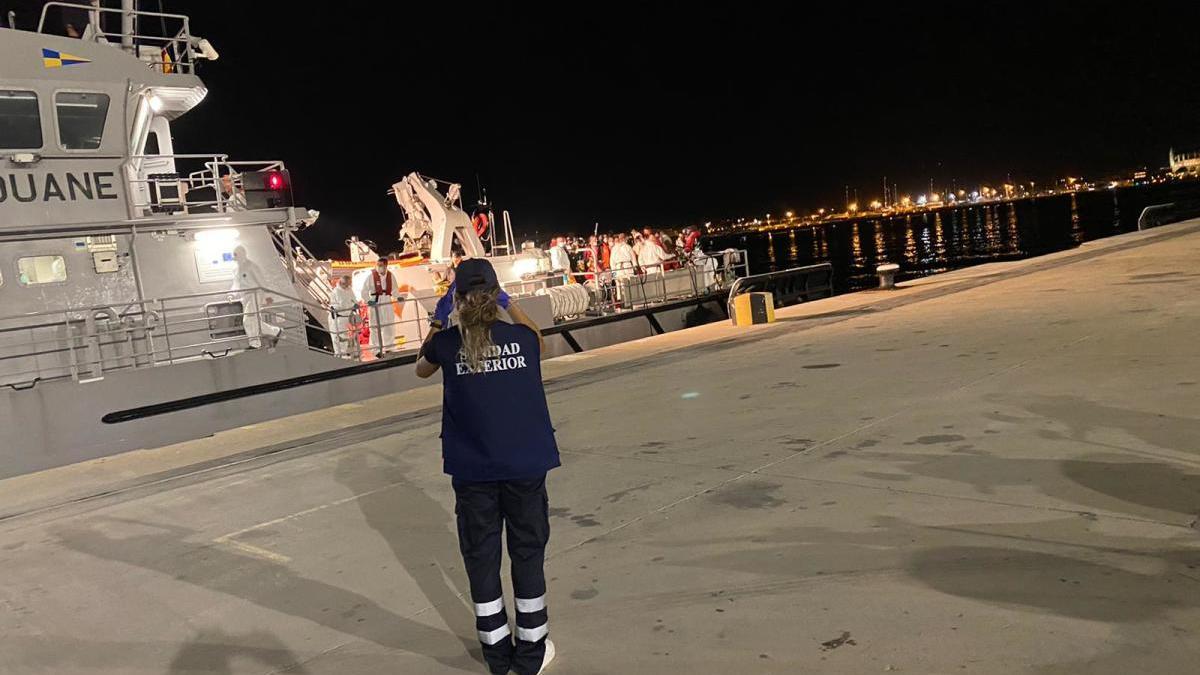 Die Flüchtlinge erhielten medizinische Versorgung im Hafen.