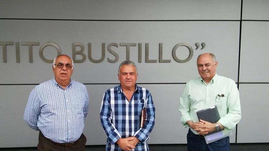 Elías Pando, José Manuel Rodríguez e Ignacio Alonso posan tras mantener una reunión en Ribadesella, ayer.