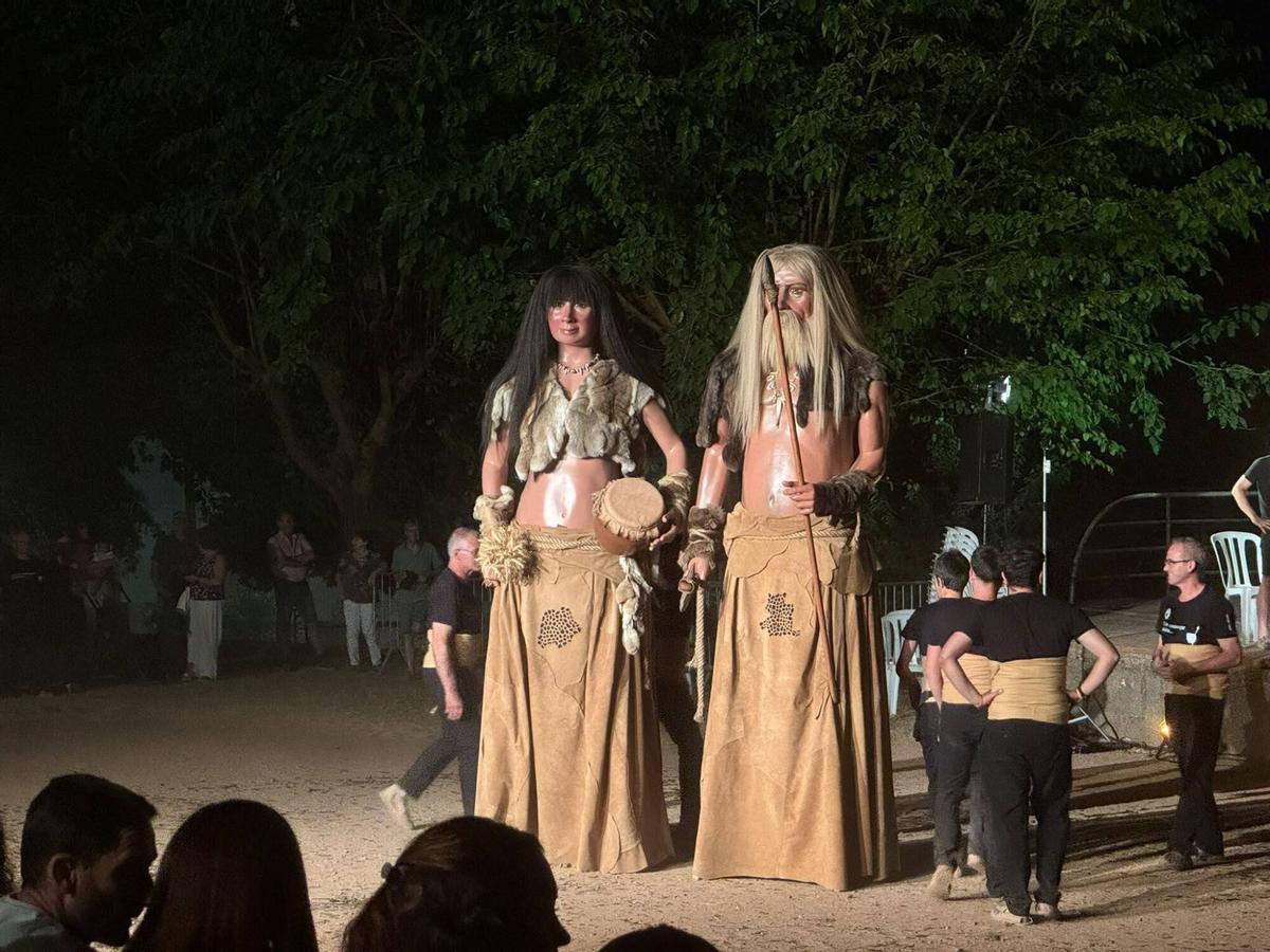 La nova imatge dels Gegants Prehistòrics de Moià, el Toll i la Teixonera