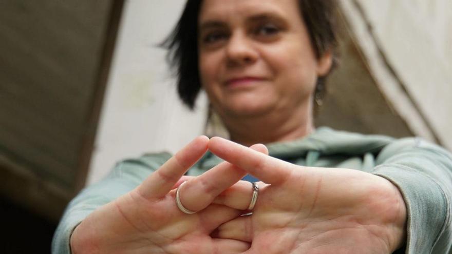 Aurora Cano, directora de la Compañía Nacional de Teatro de México, posando en Santiago