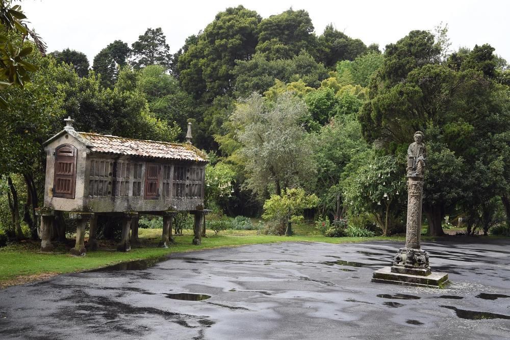 Visita de una comitiva política al Pazo de Meirás