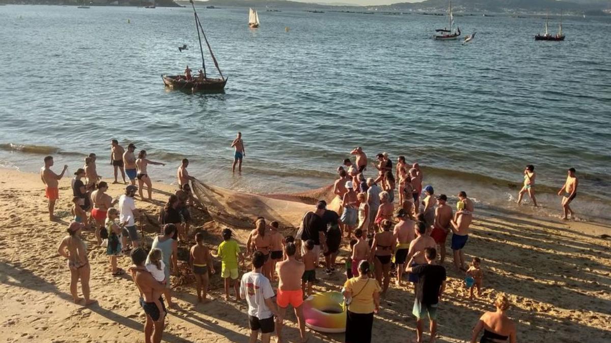 Os preparativos para largar a rapeta, na praia de Banda do Río.