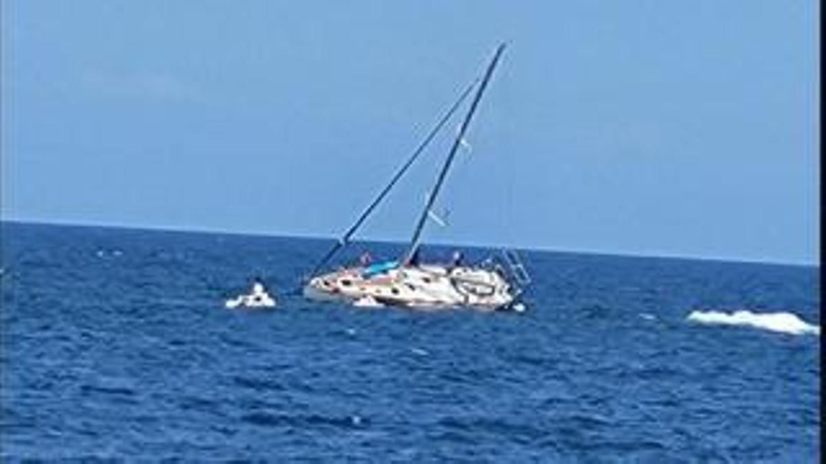 Rescatados los siete tripulantes de un velero encallado en sa Conillera
