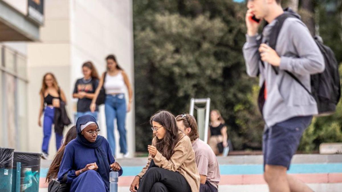 Jóvenes en el campus de Bellaterra de la UAB, el año pasado.