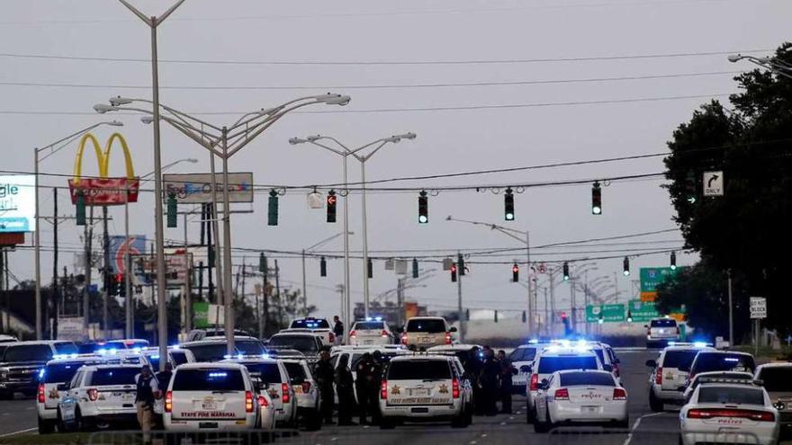 Vehículos policiales bloquean la autopista cerca del lugar del tiroteo. // Joe Penney/Reuters