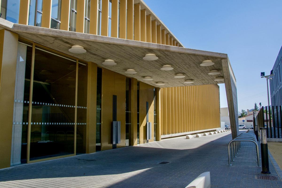 Puerta de acceso al centro de salud de Lorca-Sutullena.