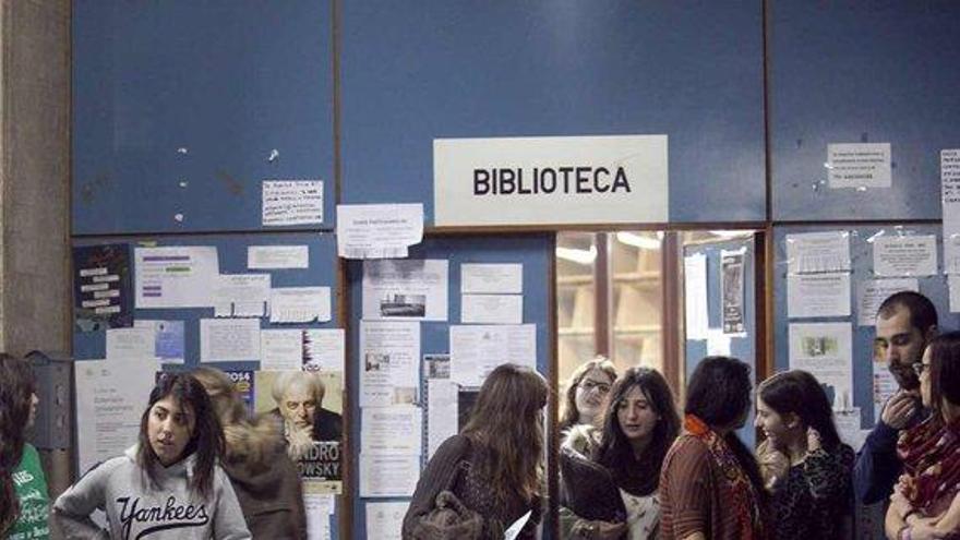 Los alumnos ocupan las bibliotecas de Medicina y Psicología