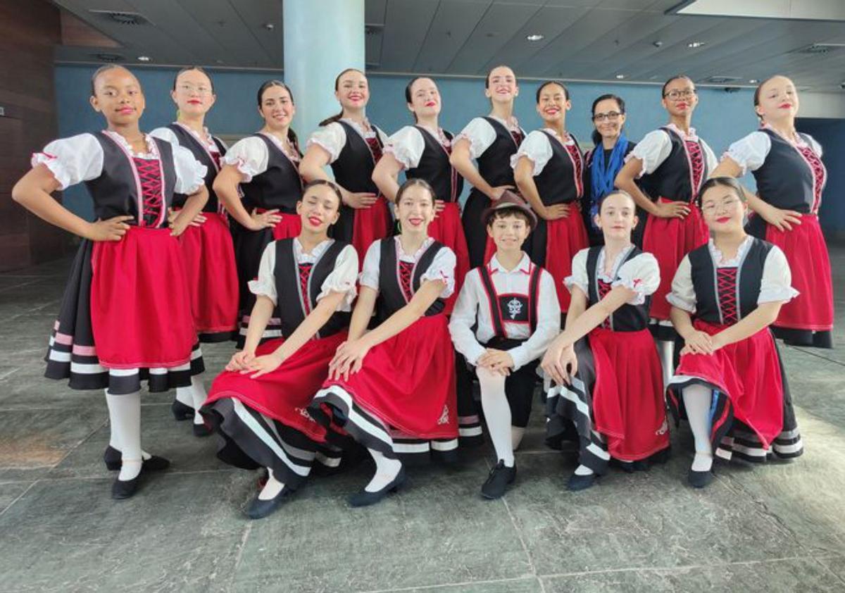 Alumnas de la escuela de Rosalía Fernández, ganadoras de un primer premio en folklore .