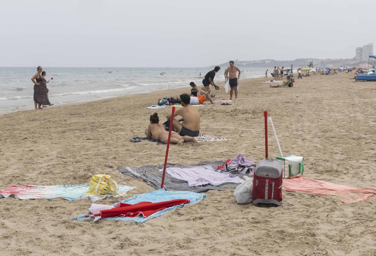 Bandera roja en la playa de San Juan en Alicante: los socorristas obligan a los bañistas a salir del agua por la alerta de viento