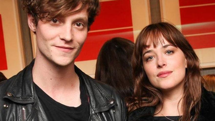 Dakota Johnson y su novio Matthew Hitt.