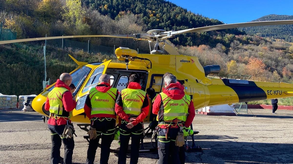 Efectivos del Grupo de Rescate de Montaña (GRM) de Pompièrs Emergéncies en el helipuerto de Vielha (Val d'Aran).