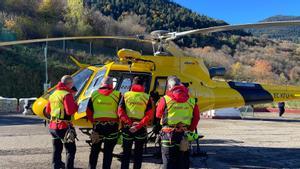 Efectivos del Grupo de Rescate de Montaña (GRM) de Pompièrs Emergéncies en el helipuerto de Vielha (Val d’Aran).