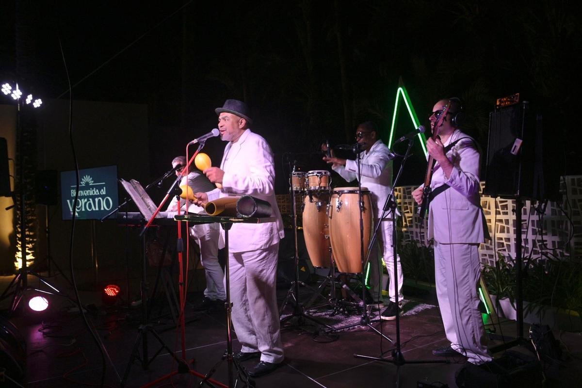 El evento contó con cóctel y música en directo de la mano de «Delvis Ramos y su chocolate Son».