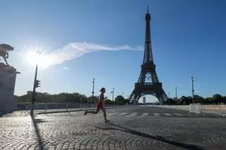 Detenido un hombre que escalaba la Torre Eiffel, cerrada temporalmente por precaución