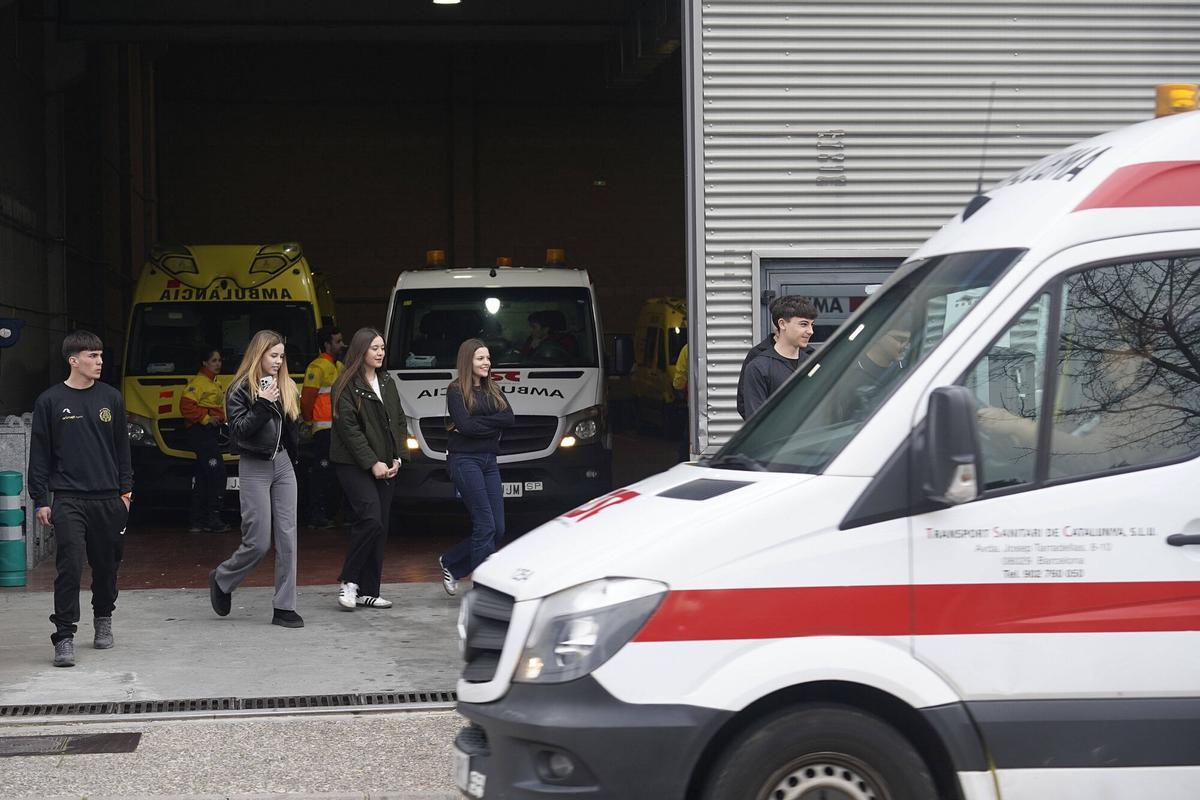 info_outline Les imatges de la protesta de les famílies que els seus fills estudien un cicle formatiu d’emergències mèdiques i els han prohibit fer pràctiques en ambulàncies