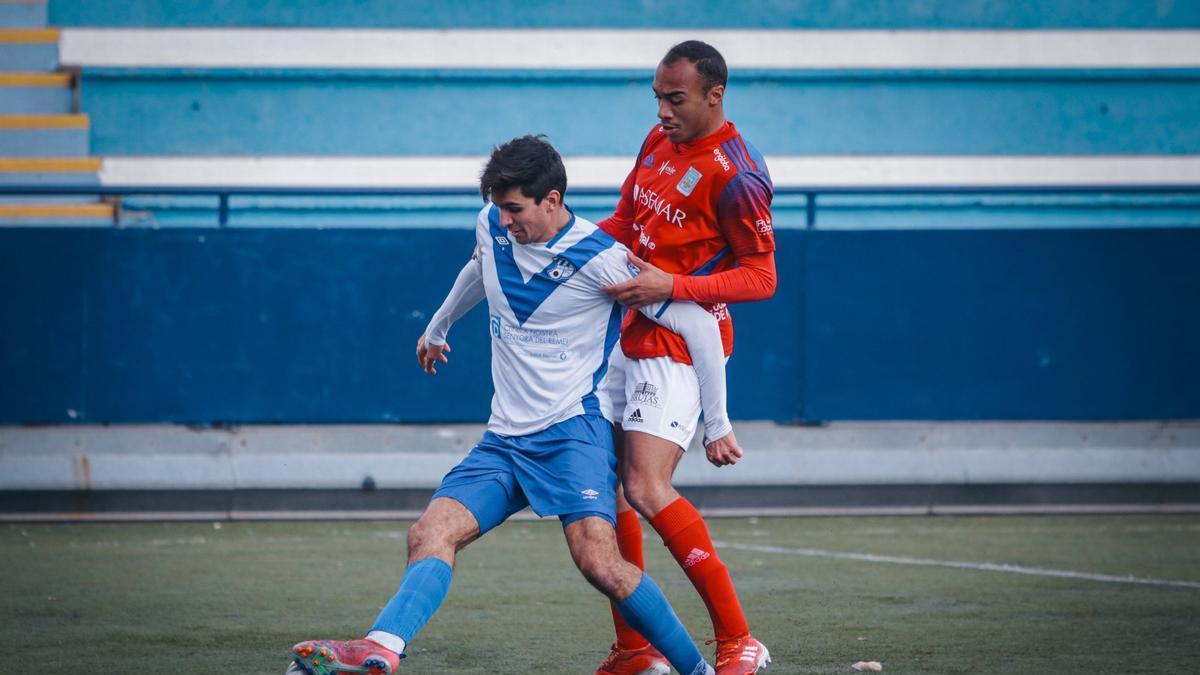 El nuevo jugador del Mérida, con el Europa, de rojo.