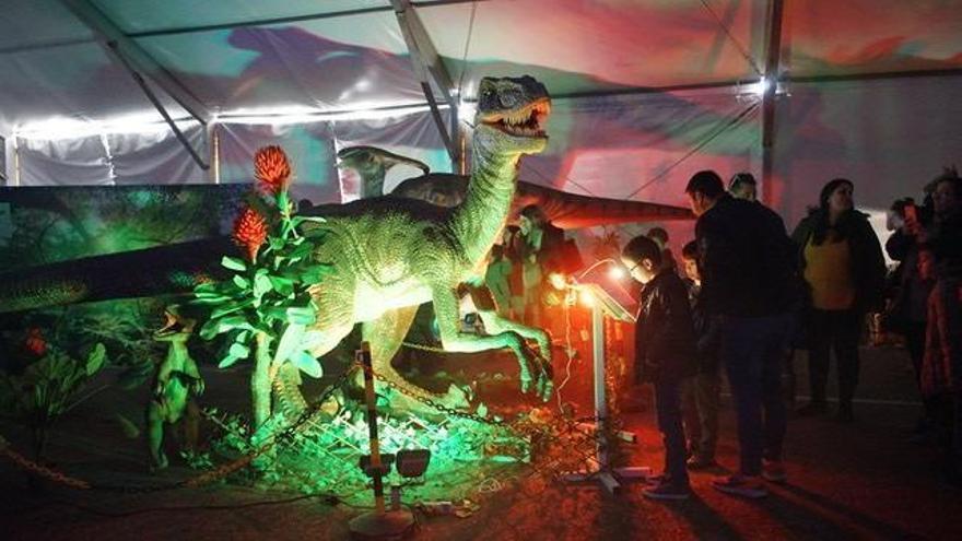 El recinto ferial acoge una exposición de dinosaurios animatrónicos