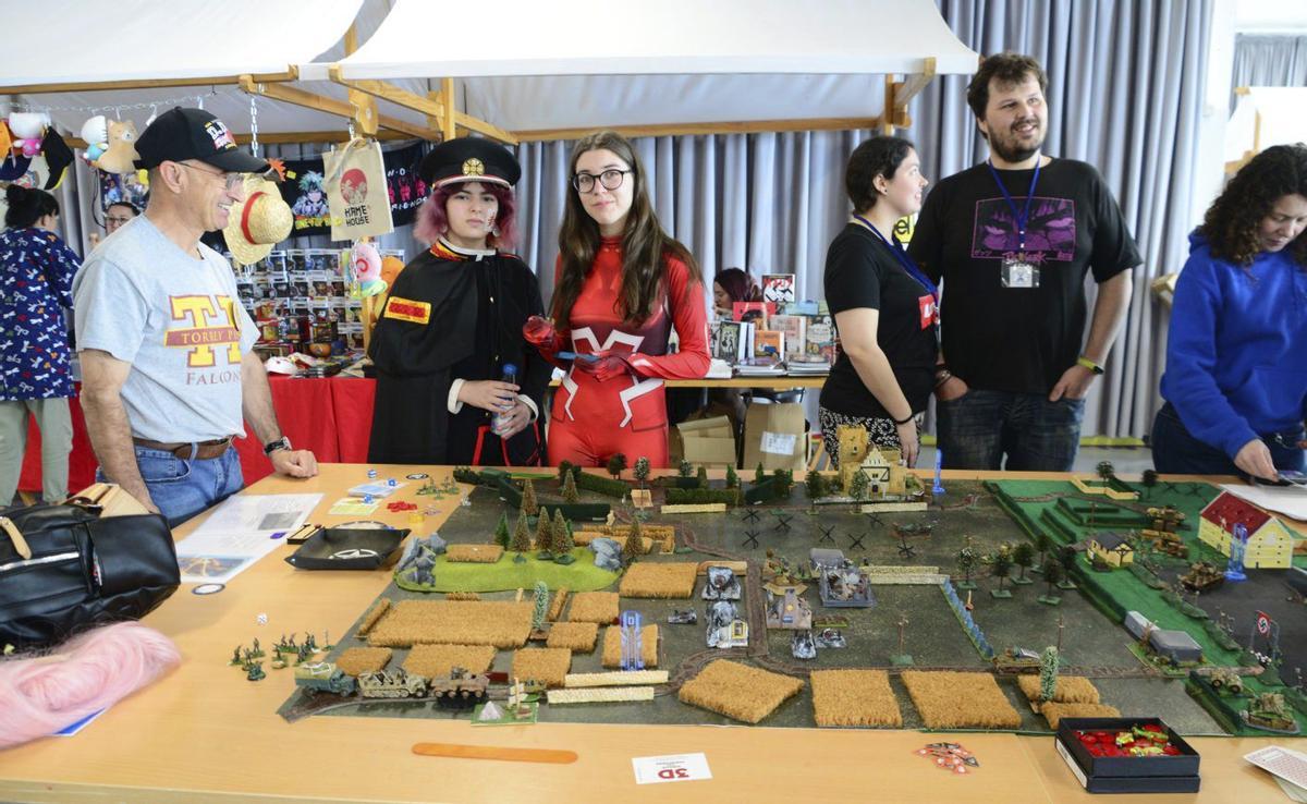 Demostración de un juego de mesa, en la edición de 2025. | GONZALO NÚÑEZ