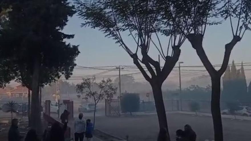 Bruma en el colegio Vicente Medina de Murcia a primera hora de la mañana