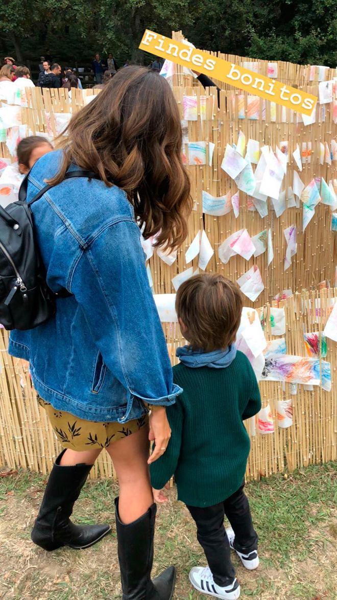 Sara Carbonero con chaqueta vaquera y botas cowboy junto a su hijo