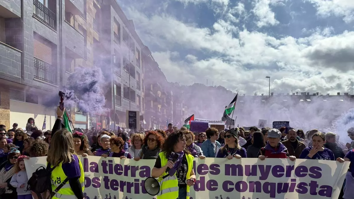 La gran manifestación feminista de Asturias llena Villaviciosa en una marcha por la igualdad y el "No a la guerra"