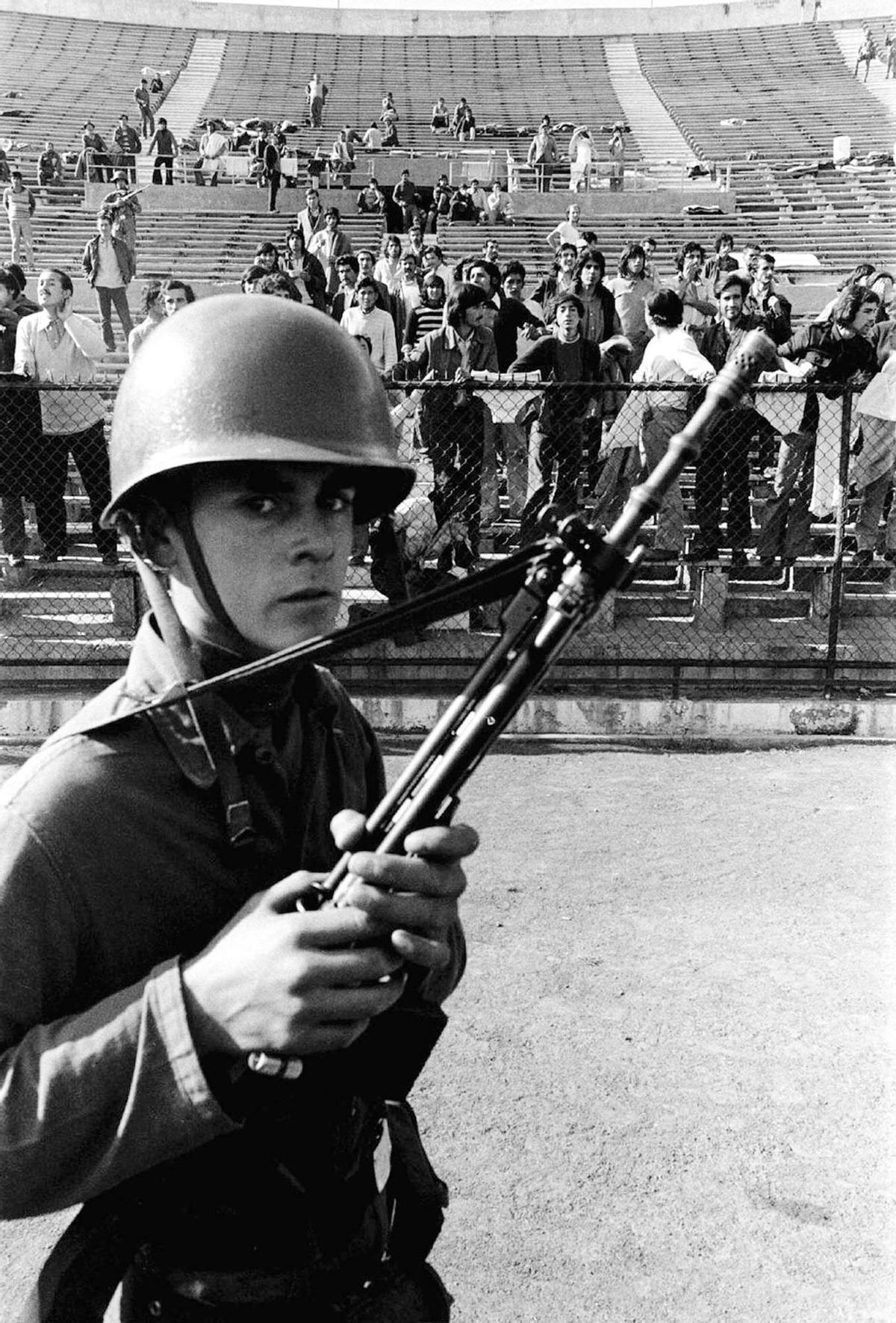 Un militar vigila a los detenidos en el Estadio Nacional de Chile.
