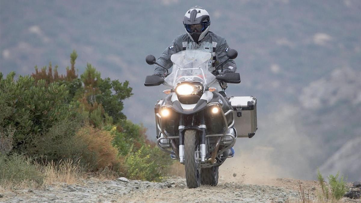 Un motociclista de montaña.