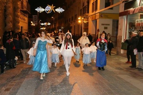 Cabalgata de la ilusión y cuento "El año que Mama Noel repartió los regalos"