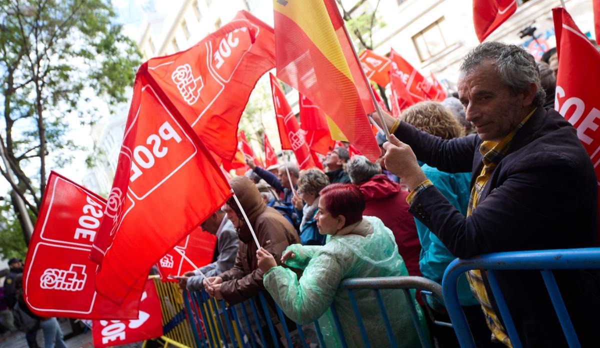 Decenas de personas durante una concentración en la calle de Ferraz en apoyo al presidente del Gobierno, Pedro Sánchez, en la sede del PSOE, a 27 de abril de 2024, en Madrid (España).