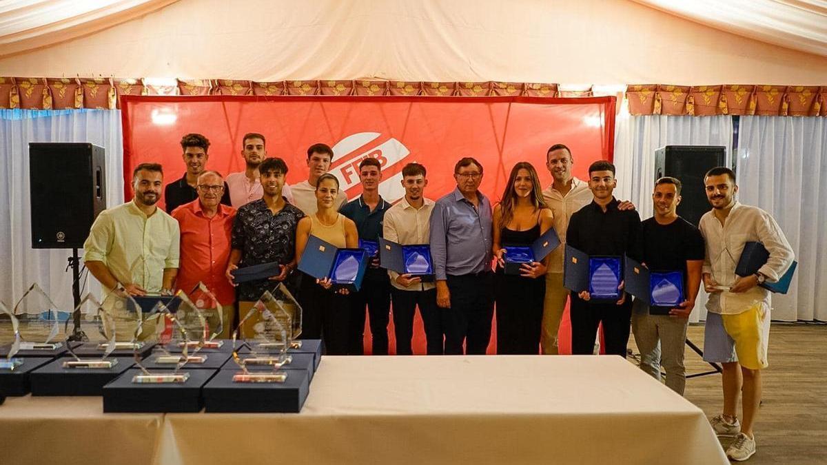 Algunos de los colegiados de fútbol de Mallorca que han logrado el ascenso de categoría y que fueron distinguidos en la fiesta del arbitraje balear
