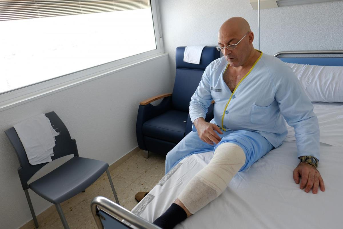 Manuel Gil Pardo, en el Hospital de Elda en 2019, con la pierna vendada tras ser operado para extraerle el veneno.