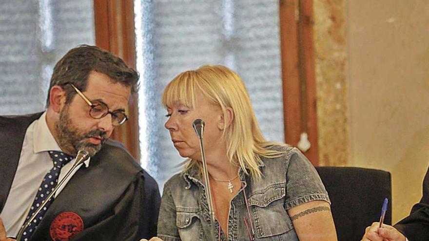 Svetlana B., junto a su abogado, en un momento del juicio en la Audiencia de Palma.