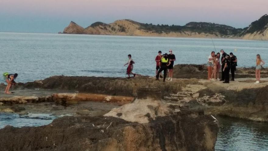 Denuncias en Dénia por hacer botellón, estar de fiesta de madrugada y bañarse y tomar el sol en la playa