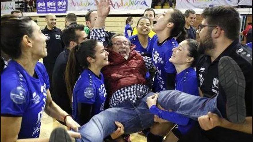 Figura como gran mecenas del balonmano femenino.