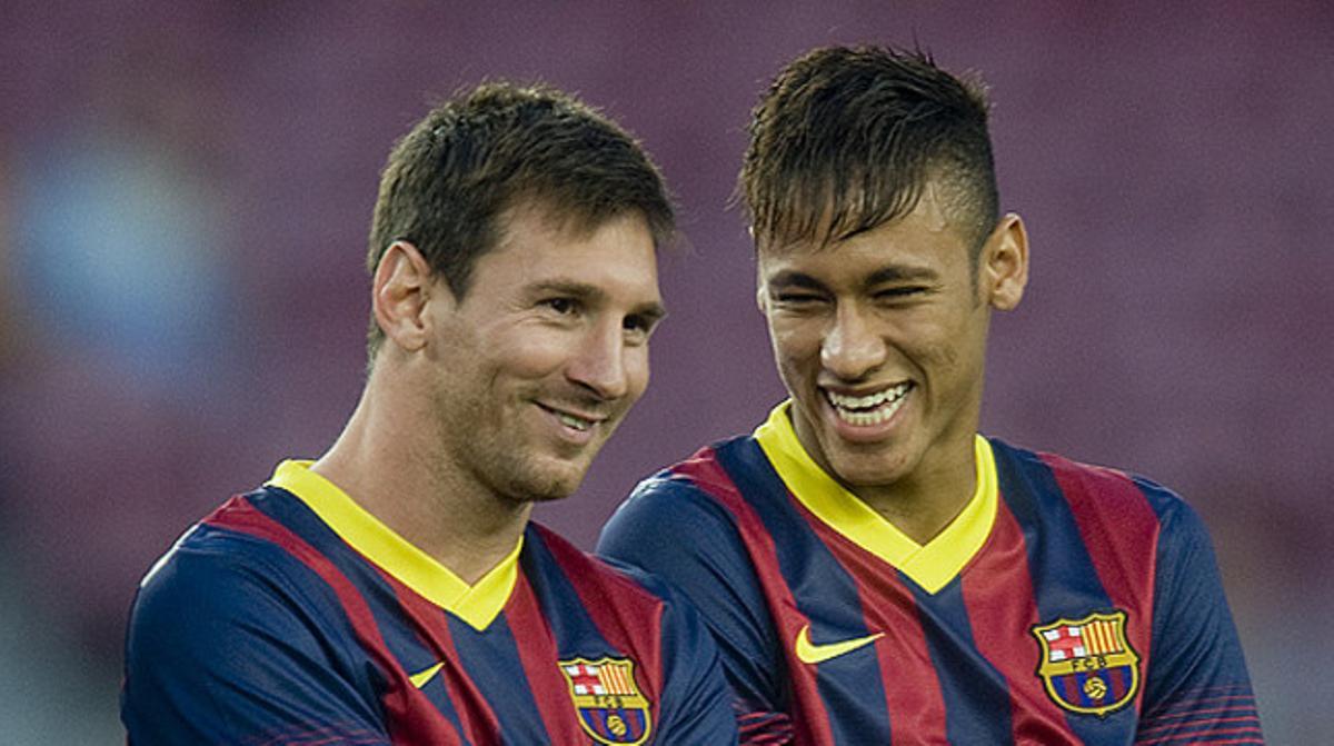 Messi i Neymar xerren durant la presentació de la nova plantilla. Messi i Neymar xerren durant la presentació de la nova plantilla.