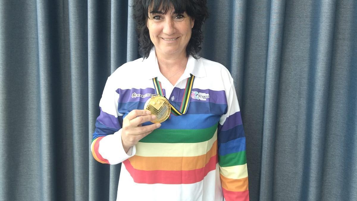 Aurelia Blázquez Ruiz, con su medalla de oro y el jersey arcoíris de campeona del mundo