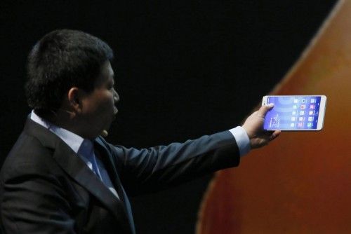 Richard Yu durante la presentación del dispositivo "MediaPad X1" horas antes del arranque del Congreso Mundial de Móviles (MWC).