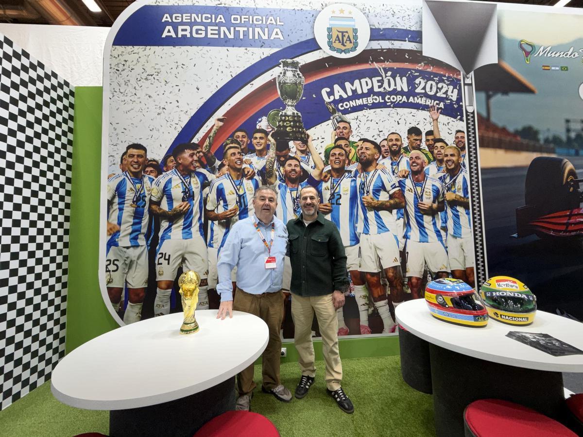 El alcalde, Ángel García, junto a Manuel Rodríguez, CEO de la empresa Mundo Tour, en Fitur.
