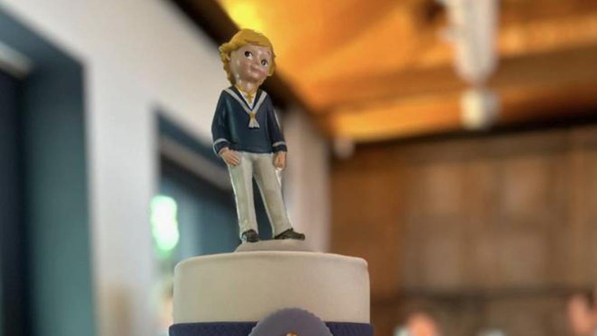 La tarta de comunión del niño.