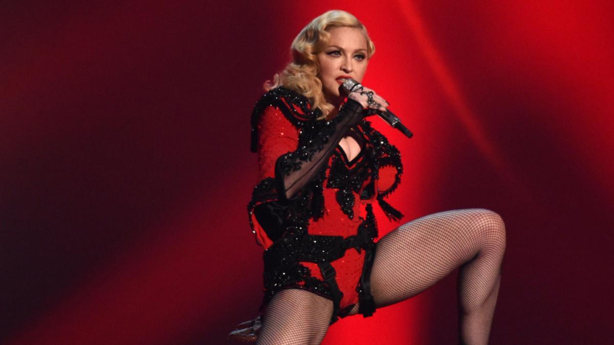 La cantante Madonna se presenta en la 57ª entrega anual de los Premios Grammy el domingo 8 de febrero de 2015 en Los Ángeles.