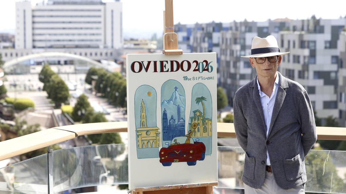José Antonio Cullía, posando junto al cartel del Día de América en Asturias 2026.