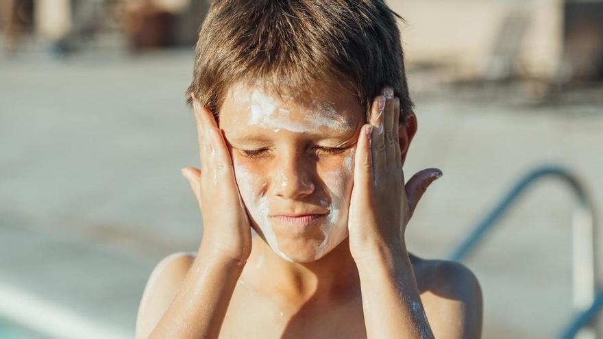 Esta es la mejor crema solar para este verano, según la OCU